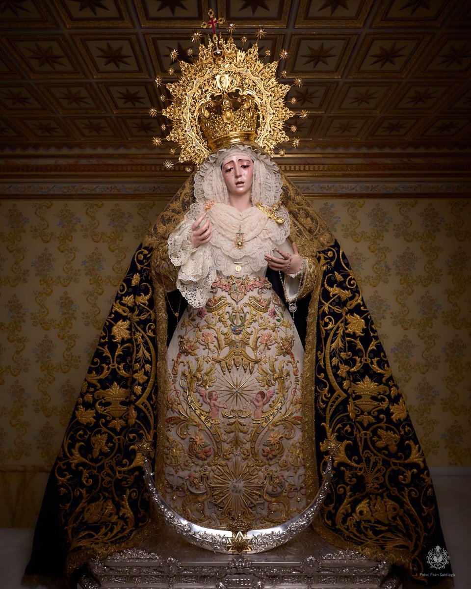 hdadlaestrella's tweet photo. ⭐ Con el inicio del mes de septiembre y la reapertura de la Capilla, María Santísima de la Estrella se presenta ataviada con saya blanca diseñada por Sergio Cornejo y realizada en el taller de Luis Miguel Garduño (2012) y manto azul de aplicación realizado por Carrasquilla bajo diseño de Antonio Garduño.

El tocado está realizado con un velo nupcial del siglo XIX.

Porta sobre sus sienes la corona de Jesús Domínguez (1955) y el puñal "de los ángeles" del mismo autor.

En cuanto a las joyas, porta la medalla de oro de Nuestro Padre Jesús de las Penas, la cruz pectoral de oro y esmeraldas colombianas donada por F. Ramos, ramillete de oro y coral de piel de ángel donado por sus camareras y J. García, y en sus manos estrena pañuelo donado por la familia Vázquez Caso. Porta rosario de corales y el donado por la querida @PastoraDeTriana, como gesto de cercanía ante sus cultos anuales.

📷 @fransantiph 

#LaEstrella