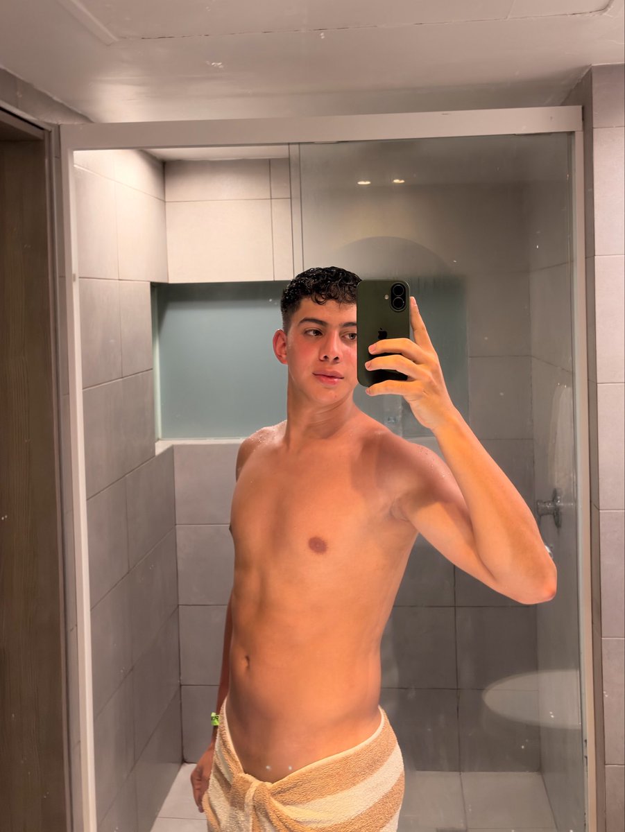 Manuelitriagoo's tweet photo. Saliendo de ducharme 💦 https://t.co/IId2ksVM0C