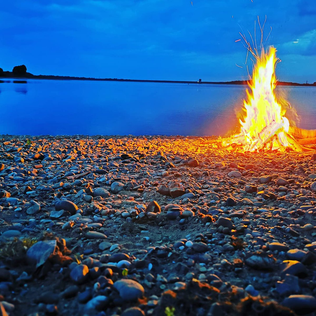 MelvaDelushn's tweet photo. A cheeky beach walk, finished off with a fire—life can’t get better. https://t.co/Cos0pEAJ4S