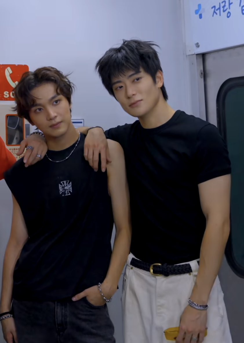 unojaehyun's tweet photo. welcome back roka tee https://t.co/4UBQroigZR