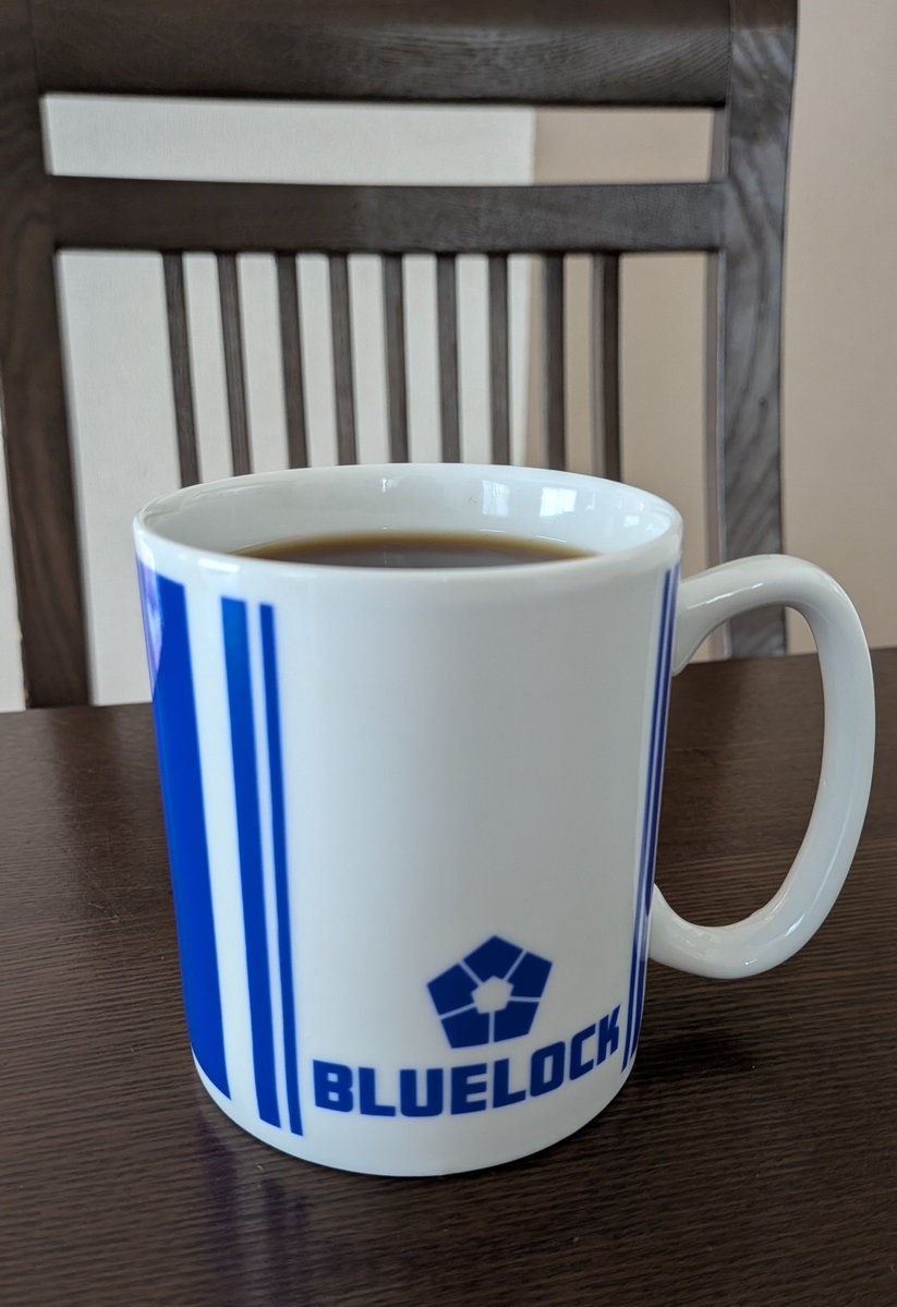 mamemalio's tweet photo. 先日長男とブルーロック観てきました（私は2回目）
サッカー少年の感想やいかに！

「面白かった」

うぇーい✨✨✨
私も改めて細部までみてみたけどやっぱり面白かった♪

今朝は絵心さんとオソロのマグカップでブラックコーヒーです☕
コースターもグッズ販売して欲しい！

#ブルロ覚醒キャンペーン https://t.co/T2VmalxHfR
