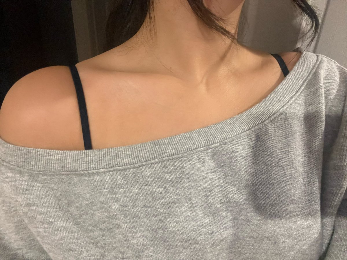 ppocketkitty's tweet photo. Collarbones tho 👀👀👀👀👀👀 https://t.co/rCikl8cqs7