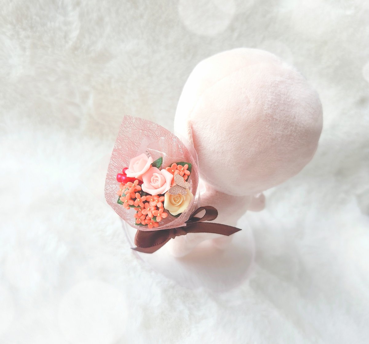 daizu_shop's tweet photo. ⋆⸜ 𝓝𝓮𝔀 ⸝⋆
金木犀と秋薔薇のブーケ💐

金木犀の花言葉は『初恋』
"忘れられない初恋の香り"…って素敵で、自身が秋生まれなのもありずっと好きでした、ブーケにできて本当に嬉しい！

そして3本の薔薇の花言葉は『告白』🌹🌹🌹

細かい部分修整して頒布にむけて勤しみます〜🥰 https://t.co/6nGOlxJ3Br