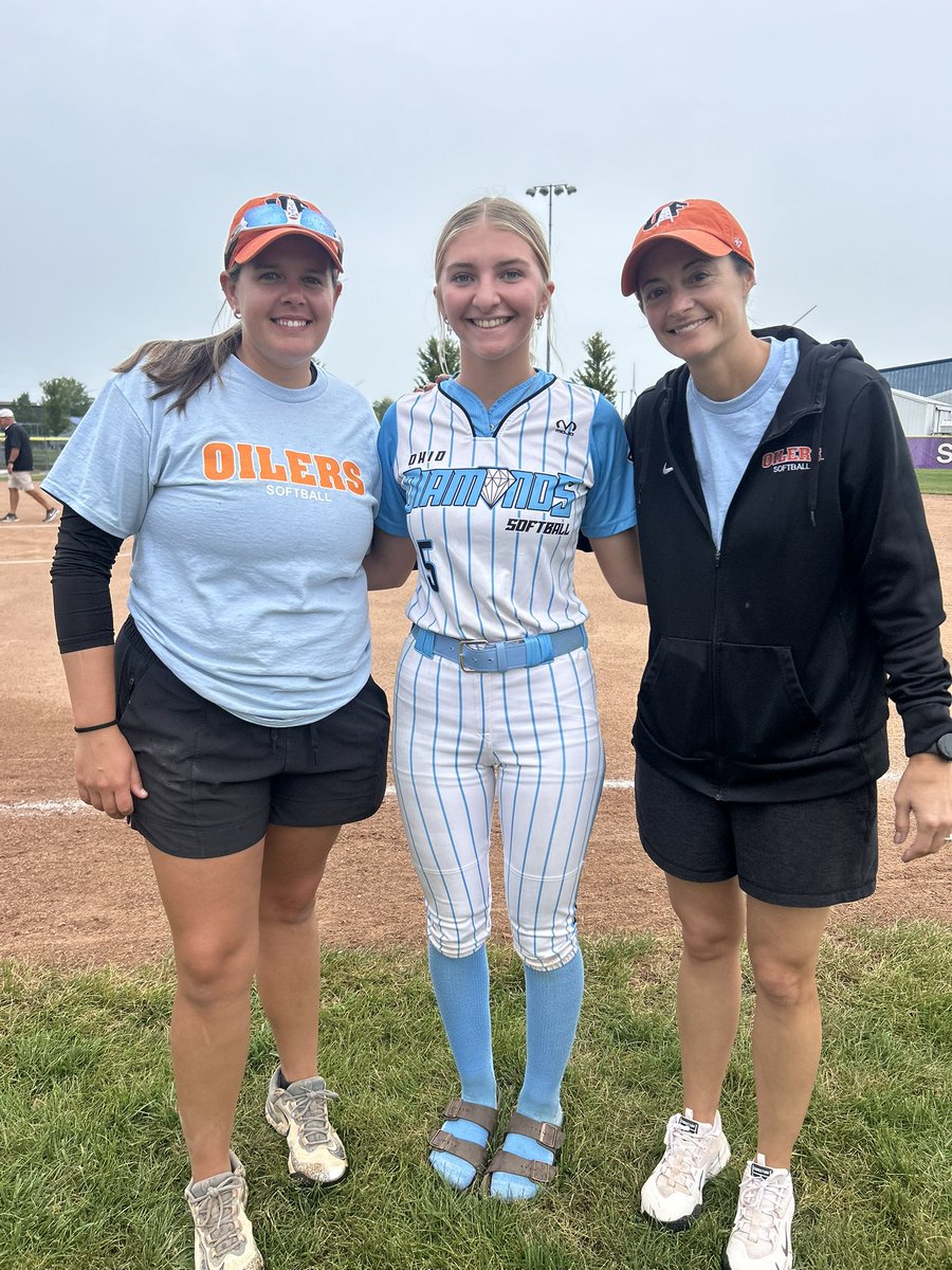 Dani_Lambert_'s tweet photo. I had an amazing day yesterday at Findlay!! The coaches were amazing and we got a bunch of reps. Thank you coach lowe!! 

Go oilers! https://t.co/sPFm0kfR2j
