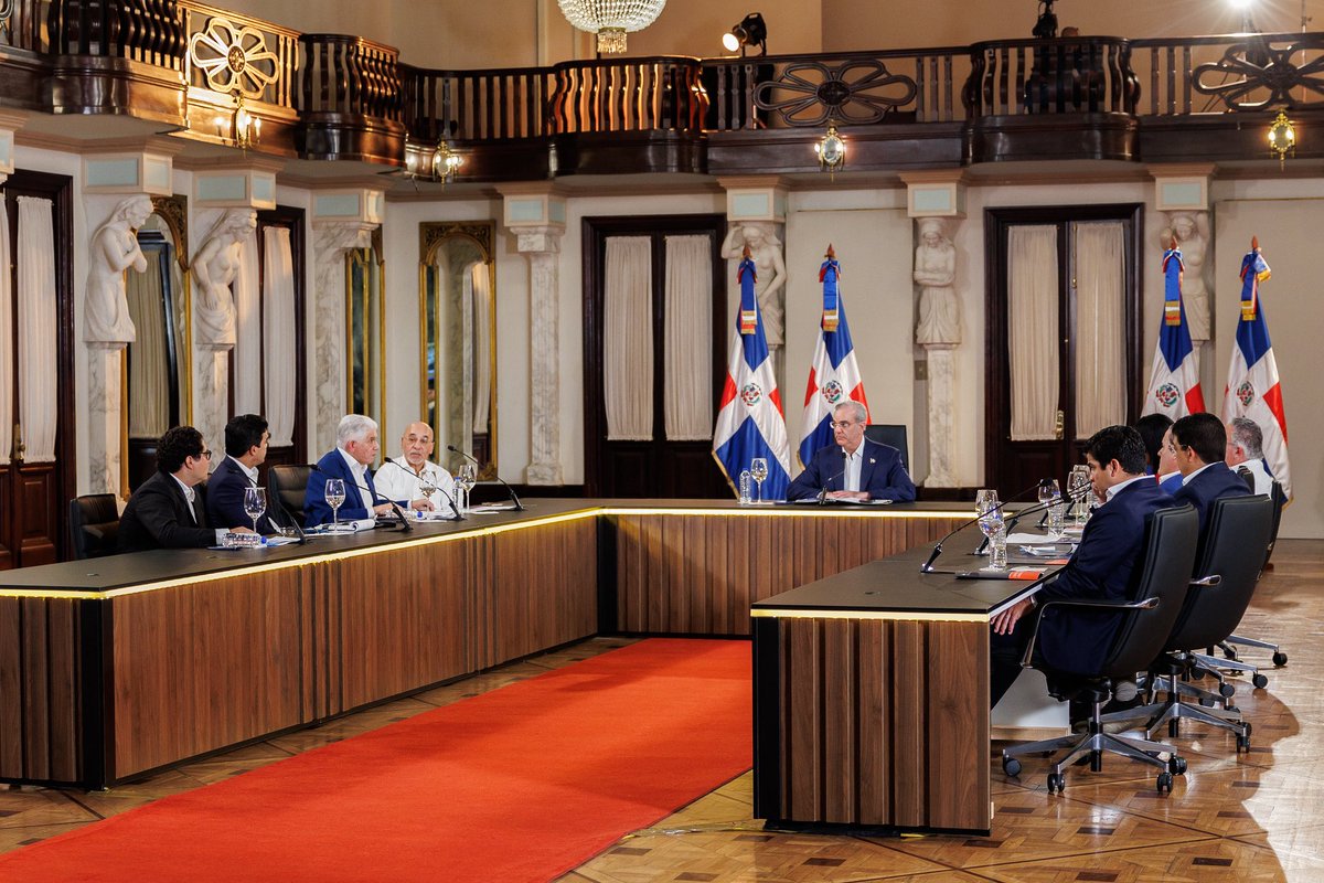 RD_VIAL's tweet photo. El ministro de Obras Públicas, Eduardo Estrella, y nuestro director ejecutivo, Hostos Rizik, acompañaron al presidente Luís Abinader en La Agenda Semanal. En esta edición de #LAagendaSemanal abordamos 5 ejes principales:

• Infraestructura vial y conectividad nacional.
• Movilidad urbana y transporte masivo.
• Agua y saneamiento.
• Edificaciones públicas e infraestructura social.
• Grandes proyectos y próximos dos años.

Durante el encuentro se destacó la solidez financiera de RD Vial, con desembolsos por más de RD$16,000 millones en 2026 para infraestructura estratégica nacional, resaltando desembolsos superiores a RD$70,000 millones en obras viales desde 2021.