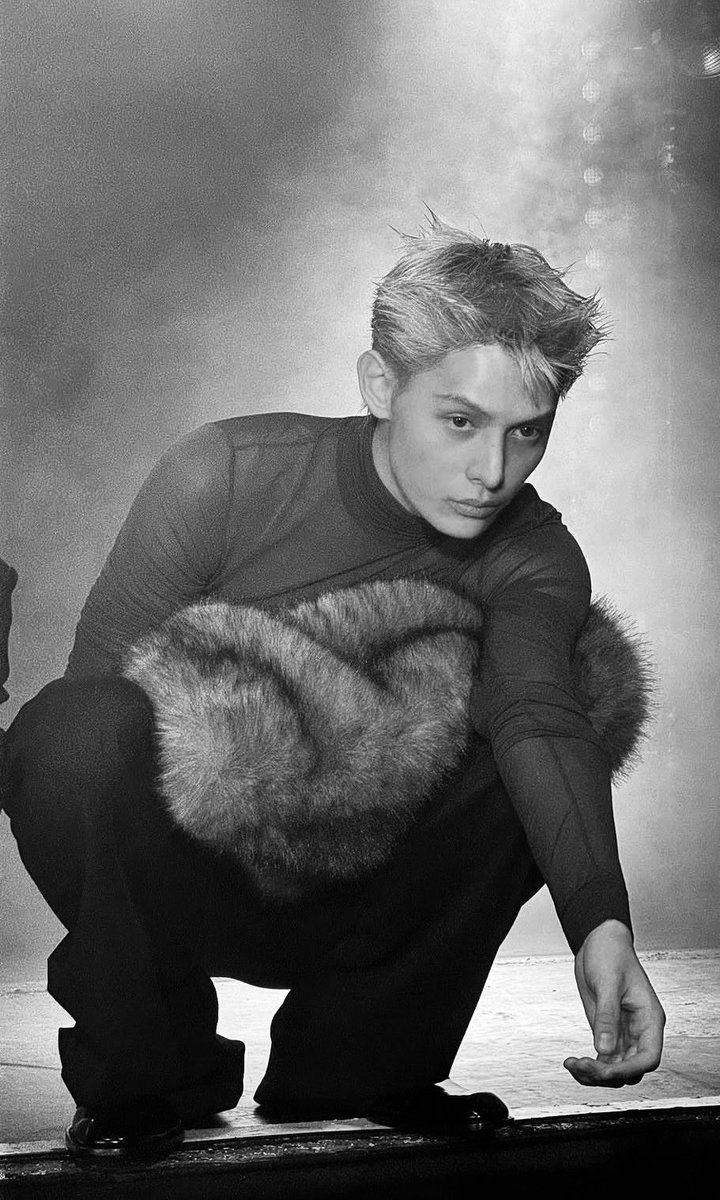 cortiims's tweet photo. why he gotta be so damn fine https://t.co/udtKg9BrqX