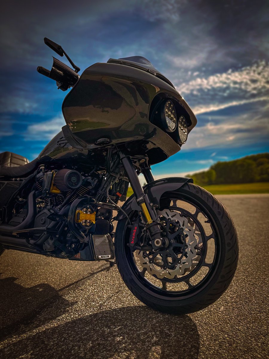 MichelineBsd41's tweet photo. Can anyone identify the OEM parts still left on this bike? Engine: @tmanperformanceinc 131 big-bore kit, Pro Street Touring heads, @sscycle crankcase and flywheel assembly 
Camshaft: @woodperformancecamshafts 
Fuel management: @dynojetresearch https://t.co/47XJBe3lE0