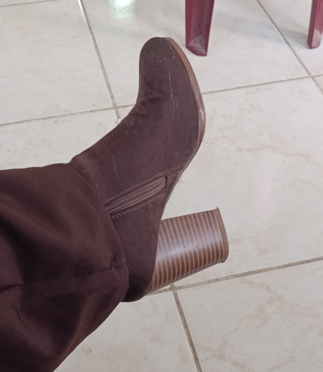 ShiomiiALT's tweet photo. En mi vida VUELVO A USAR BOTAS CON PLATAFORMA. https://t.co/i2SlYxN2OX