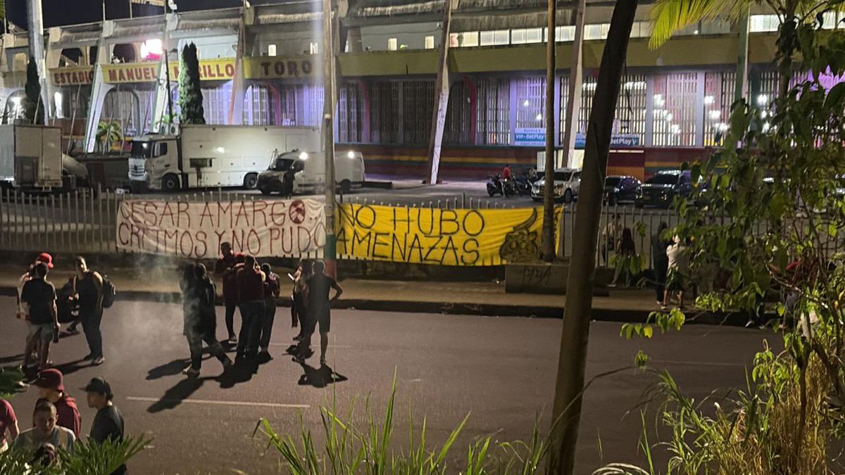 juancapera27's tweet photo. Pancartas en occidental en la previa de Tolima vs Cúcuta. https://t.co/2a3mYvsfRt
