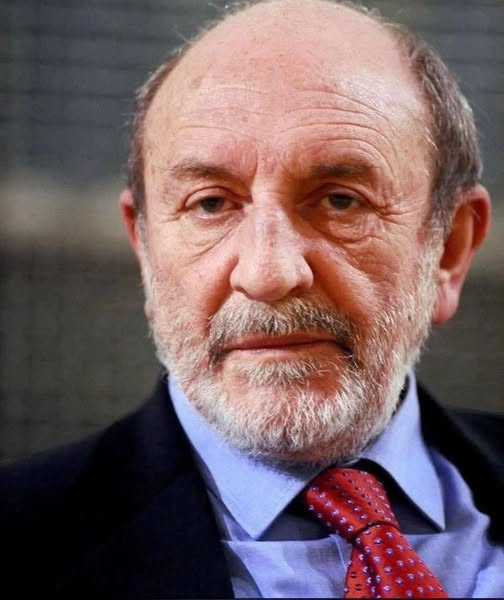 KateriSeraphina's tweet photo. Mais comment en est-on arrivé là ? Nous avons cessé de dire NON !
Aujourd’hui, les choses sont ainsi : les parents ne veulent plus être des parents. Ils veulent être les amis de leurs enfants. Si tu dis non, tu traumatises. Si tu imposes une limite, tu es autoritaire. Si tu demandes du respect, tu es rigide. Alors on recule, on négocie tout, on évite le conflit. Et pendant ce temps, les enfants grandissent sans repères, sans les outils nécessaires pour accepter un NON lorsqu’il arrive vraiment.
Et pendant que la famille recule, quelqu’un d’autre prend la place : les réseaux sociaux. Toujours allumés, toujours présents. Toujours là pour dire : réagis, exagère, fais-toi remarquer. Un flux continu qui récompense l’excès, la réaction, l’humiliation. Où celui qui crie le plus fort gagne. Où l’autre n’est plus une personne mais un contenu. Une cible.
La vérité, c’est que nous sommes en train de cesser d’éduquer. Éduquer, ce n’est pas protéger de tout. C’est enseigner la limite, la responsabilité ; c’est apprendre que l’autre existe. Et que tout n’est pas permis. C’est savoir dire NON quand tout le monde dit oui.
Umberto Galimberti #jeunes #réseauxsociaux