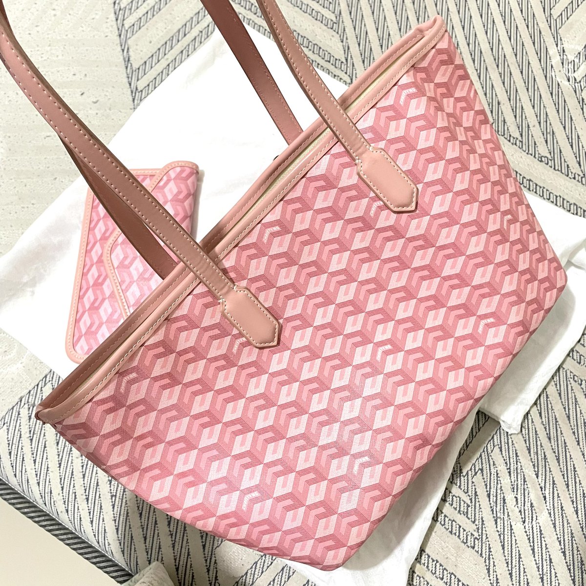 parkjhaniyya's tweet photo. morninnn guysss‼️ aku mau PL totebag Crhisty NG Russo Medium PINK “475k”
boleh negooo dikittt yahhh, minta via wa akuuu beb #preloved #totebag https://t.co/wAogZ9saBK