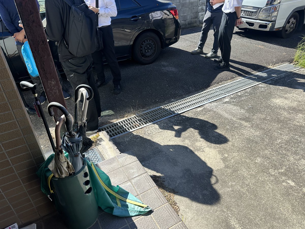 qaEGIiiRhWK59gW's tweet photo. 何やらグエンが側溝に灯油を捨てたとかで警察生活安全課と保健所が来て大ごとになってる https://t.co/UppekU3LwK