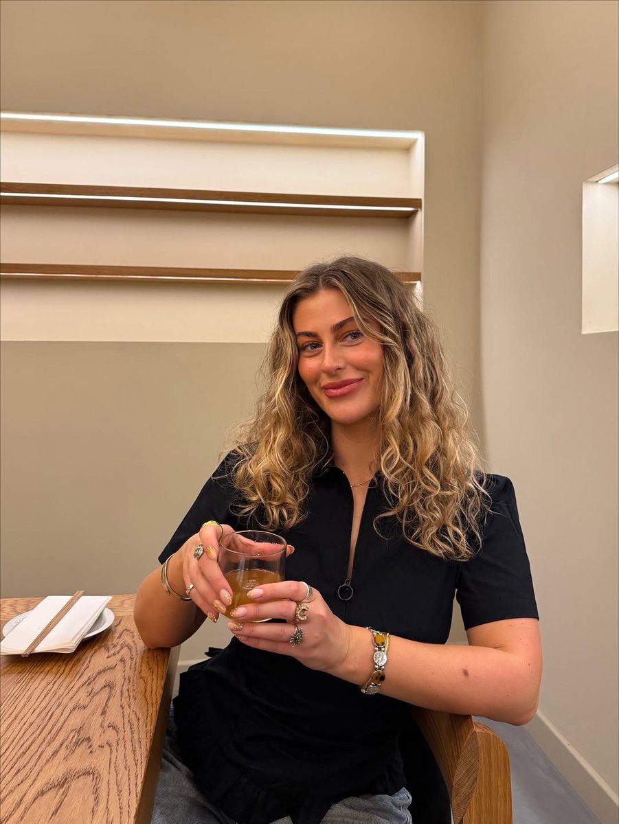 American8rt's tweet photo. Monday evening energy ✨
Just me, my drink, and zero regrets about how the week is starting. https://t.co/DtLjaSvOma