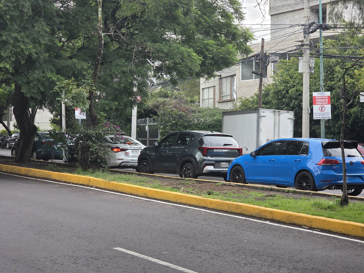gerardo_tpb's tweet photo. Día uno esperando que la patrulla que la patrulla que está en Cervantes casi esquina con periférico se ponga a chambear. Decenas de autos estacionados en lugar prohibido con beneplácito de las autoridades. https://t.co/o0DZIzVwJj