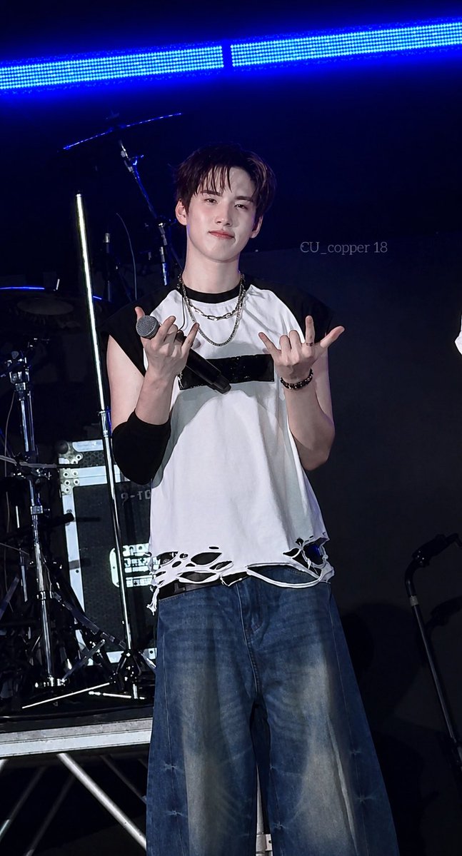 Apinya111043's tweet photo. เหมือนเดินออกมาจากนิยาย 🫅🏻🏒💗

#litpopmusicfestivalxBUS 
#PHUTATCHAI 
#BUSbecausaeofyouishine https://t.co/fFXyTn11Gt