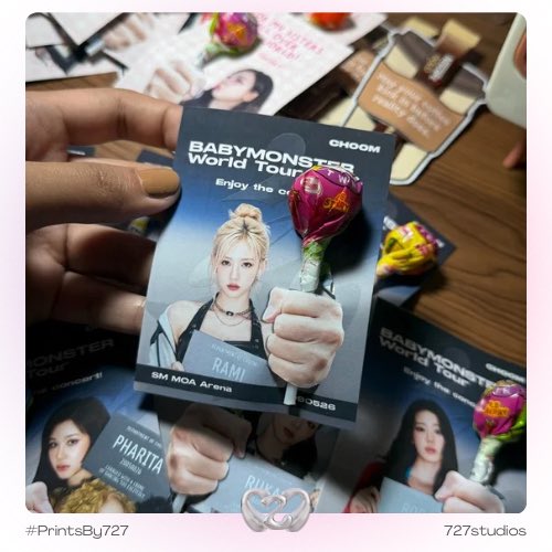 _727studios's tweet photo. Some sweet concert freebies for you! 

Thank you very much! ✨ Lollipop sleeve for BABYMONSTER’s CHOOM Concert 🎤

Want your custom lollipop sleeve? Send us a message!

#kpopfreebie #concertfreebie #kpopmerch #babymonster #BABYMONSTERCHOOM #kpopconcerts 

[#printsby727] https://t.co/DOirCguVIl