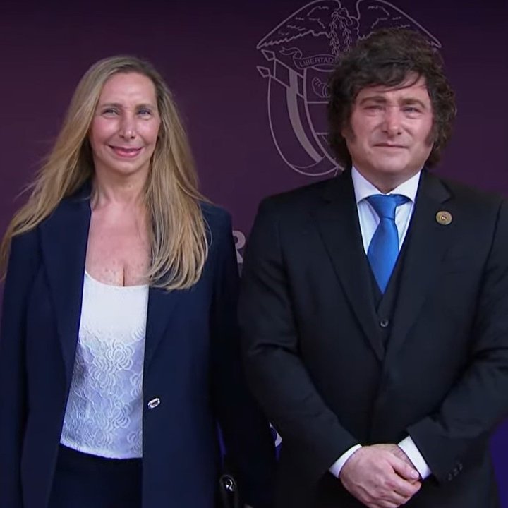 clarincom's tweet photo. EL PATRIMONIO DE MILEI SUBIÓ 43% Y EL DE KARINA 209% EN 2025

Lectura rápida
Los hermanos Milei presentaron sus nuevas declaraciones juradas ante la Oficina Anticorrupción. El Presidente pasó de $206,05 millones a $295,18 millones. Karina Milei pasó de $11,4 millones a $35,31 millones. Frente a comienzos de 2024, los incrementos acumulados fueron del 134,95% y del 895,21%, respectivamente.

Inmuebles
El departamento de Karina Milei en Vicente López pasó de una valuación de $3,99 millones a $28,16 millones, una suba del 605,33%. La casa de Javier Milei en la Ciudad de Buenos Aires aumentó de $38,42 millones a $73,57 millones. Sus dos vehículos mantuvieron su valuación.

Ahorros
Javier Milei declaró US$20.000 en efectivo, US$65.562 en cajas de ahorro y mayores depósitos en pesos. Karina Milei, en cambio, mantiene sus ahorros principalmente en pesos. Además, sumó una cuenta de una billetera virtual con $3,85 millones.

Ingresos y gastos
Karina Milei declaró ingresos netos por $33,12 millones provenientes exclusivamente de su cargo público y gastos personales por $33,69 millones. Javier Milei informó $48,79 millones por su cargo y $45,08 millones por Rentas de Empresas y Auxiliares de Comercio. Su ingreso neto total fue de $81,81 millones y sus gastos personales alcanzaron los $66,26 millones.

Deudas
Javier Milei registró por primera vez una deuda financiera, de $586.357 con el Banco Supervielle. Karina Milei cerró 2025 con deudas por $969.471. Ese monto se distribuyó entre el Banco ICBC y el Banco Santander.

(+) en Clarín: https://t.co/VpzZx2JKcv
