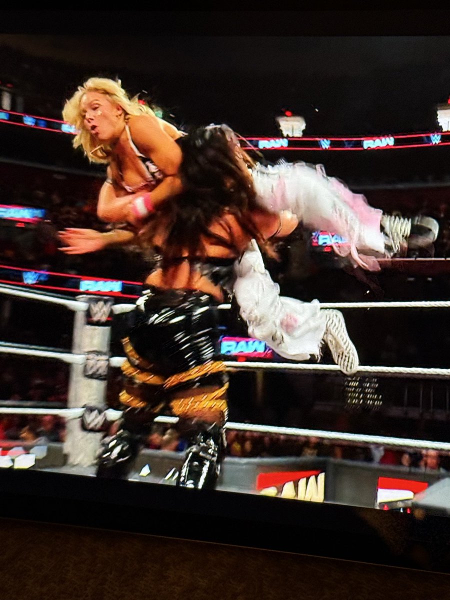 missilvo's tweet photo. Sevemiyorum Sol'u yaa #WWERAW #WWEonNetflix https://t.co/kijOmisRfo