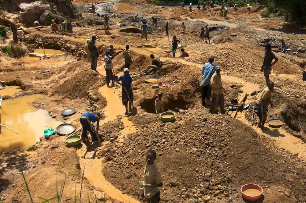 ADEYUSUF_ia's tweet photo. Gold is becoming a counter-terrorism issue in West Africa. GI-TOC says JNIM taxes mines and access routes in Mali/Burkina Faso; opaque cross-border flows in northern Ghana could expose supply chains for fuel, motorbikes and explosives. Follow commodities not only bank accounts. https://t.co/hOjs4neDir