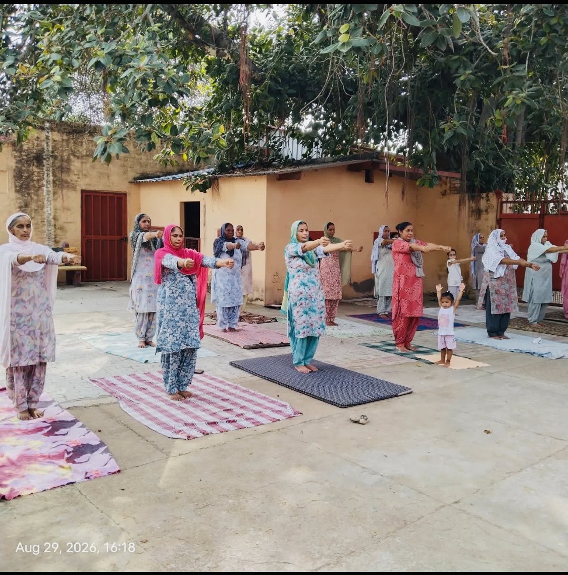 komalnain810's tweet photo. ਸਵੇਰ ਦੀ ਸ਼ੁਰੂਆਤ ਯੋਗ ਨਾਲ ਕਰੋ,
ਚਿੰਤਾਵਾਂ ਸਭ ਦੂਰ ਭਜਾਓ।
ਤਨ ਮਨ ਰਹੇ ਸਦਾ ਪ੍ਰਸੰਨ,
ਸੁੱਖੀ ਜੀਵਨ ਵੱਲ ਵਧ ਜਾਓ।
#CMDiyogshala #fatehgarhsahib
@MAnkityogi @KamleshMSU https://t.co/YwJesqq2KW