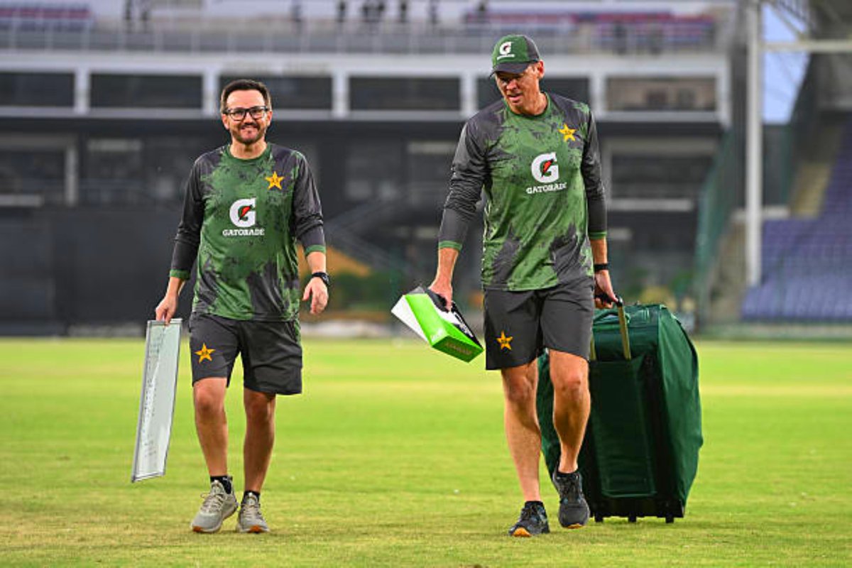 CallMePazi1_'s tweet photo. 🚨 HUGE DECISION BY PCB. 🚨

- Sarfaraz Ahmed and Umar Gul have been sacked during the England tour.

- Mike Hesson and Ashley Noffke will take over as head coach and bowling coach respectively. https://t.co/T5xgTl8ja9
