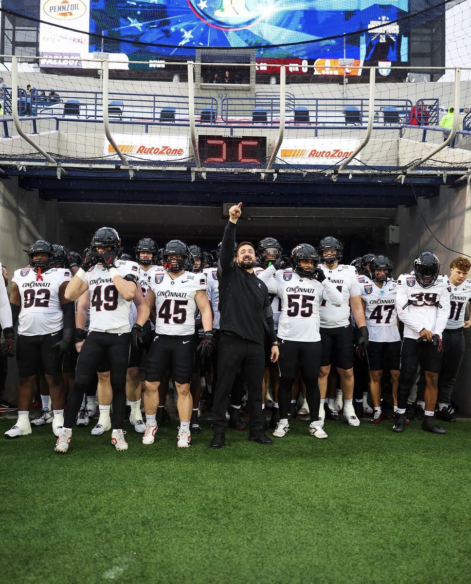 BajaniJones99's tweet photo. I’m Highly Blessed To Receive My 20TH Full Ride Scholarship Offer From The University Of Cincinnati !!!

#GOBEARCATS

@GoBearcatsFB  
@UC_Recruiting @b_leung11
@TheGuruStew @CoachJBurbage @Coach_Cass @CoachTMaloof @coachmartin10
@jbrannen48
@247Sports
@247recruiting
@RecruitGeorgia @theCoachLang @benjaminwolk