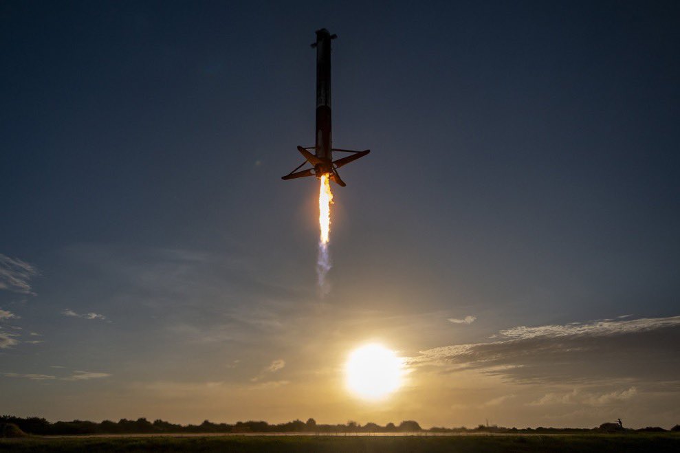 MuskTechVisio's tweet photo. Sunset stick. 🚀
Falcon 9 coming home the only way it knows how. https://t.co/2uFlMljPLn