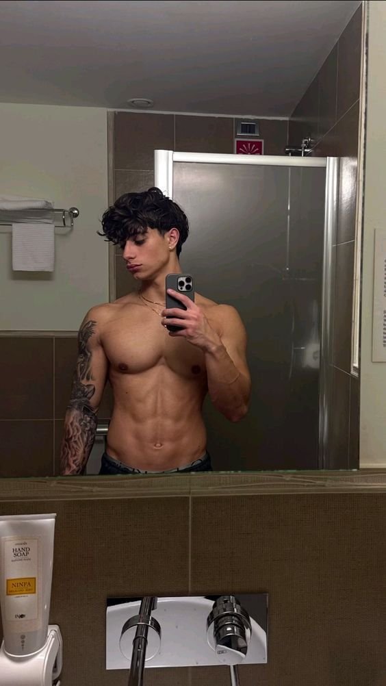 alphamattiaa's tweet photo. Admire a fucking god, I want all the financial submissives and cashslaves making tributes, you bitches 🐷
#cashmaster #findom #cashslave #master #paypig #findomslaves https://t.co/EGQ3hmH8C1