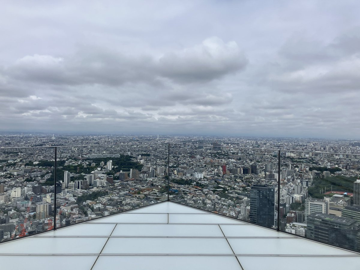 shibuya_sky's tweet photo. こんにちは✨現在の渋谷スカイの状況です。

【開閉状況】
屋上：OPEN⭕️
屋内：OPEN⭕️

【天候】
曇り🌥️

【日没時間】
18:12

【公式HPはこちら】
https://t.co/5MsL46SjwU https://t.co/OoJknDLrOS
