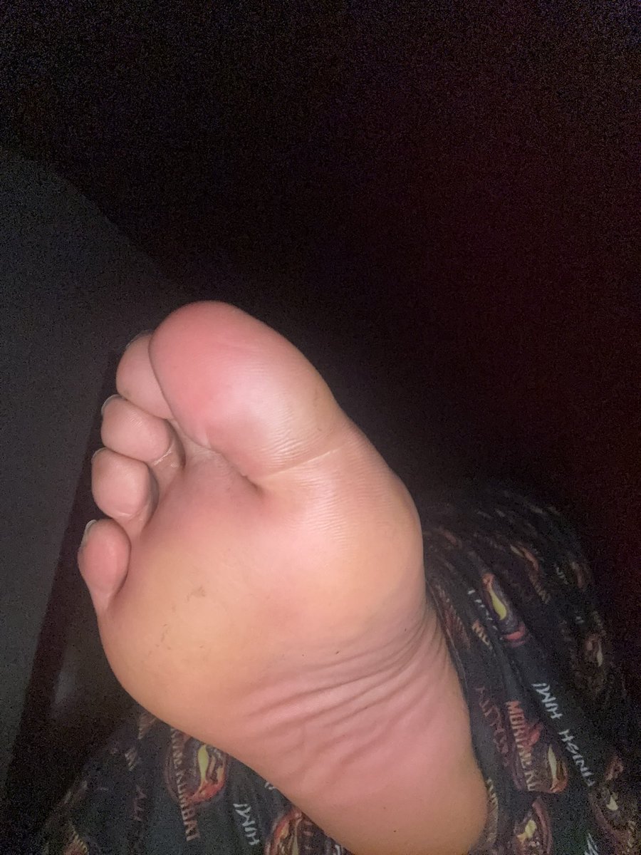alphaunknown21's tweet photo. Taste the soles or toes 🦶🏾👅 #blackmalefeet #blackfeet #soles #toes #malefeet https://t.co/eAPZRQ89zD