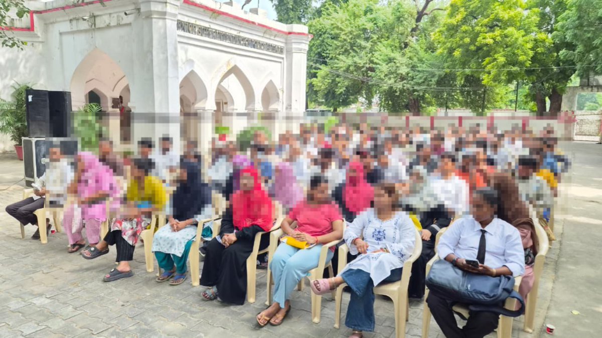 aligarhpolice's tweet photo. #Aligarh l #Aligarhpolice  
सी.ई.आई.आर. पोर्टल पर पंजीकृत खोये/गिरे हुए 200 मोबाइल फोन को सर्विलांस सेल अलीगढ़ व विभिन्न थानों की पुलिस टीम द्वारा संयुक्त रुप से कार्यवाही करते हुए गुमशुदा मोबाइल खोजकर उनके स्वामियों को किये सुपुर्द ~

"CEIR पोर्टल पर प्राप्त शिकायतों का संज्ञान लेते हुए विभिन्न कम्पनियों के गिरे/खोये कुल 200 एण्ड्रॉइड मोबाइल फोनकुल अनुमानित कीमत ₹ 34,16,322 (चौतीस लाख सोलह हजार तीन सौ बाइस)  किये बरामद.."   

◆ वरिष्ठ पुलिस अधीक्षक अलीगढ़ द्वारा बरामद शुदा मोबाइल फोन को उनके स्वामियों को किया गया वितरित।      

◆ अपना खोया हुआ मोबाइल पाकर खिले लोगों के चेहरे ।