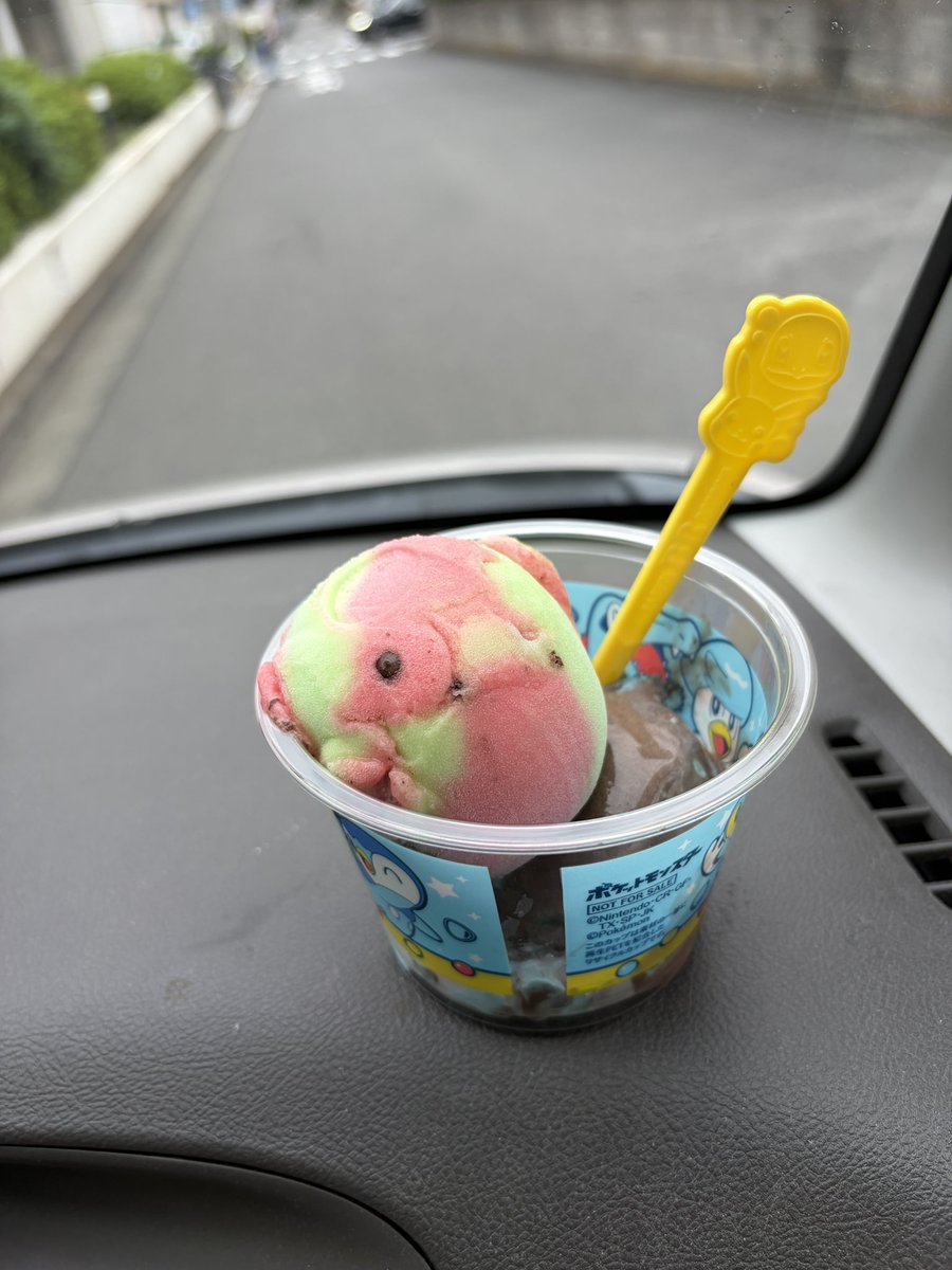 Kotesakiteba's tweet photo. マジカルミントナイト
濃いめなビターチョコの苦味がきて大人の味を想像させるが、もったりとしたミルクチョコの甘味が優雅なハーモニーを生み出す。
そこに見たことないコバルトブルー色のハミガキ味とカラフルなパチパチ飴が下品に暴れ回り幼稚な味へと変化する
道徳倫理に反する本物の背徳的な味。 https://t.co/F0EtLUzkCl