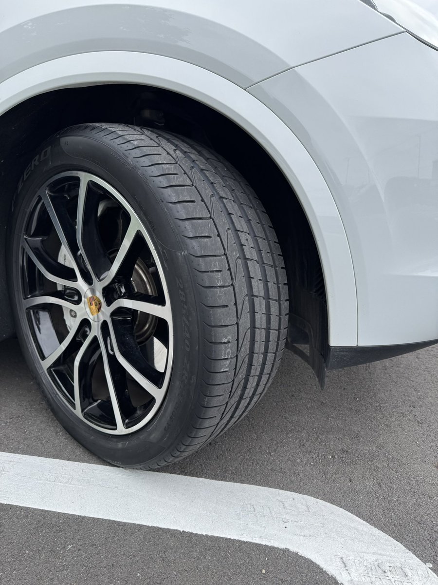 staggered911's tweet photo. タイヤ交換終わり
カイエンターボでスポーツ走行するとタイヤが1年も持たない😇 https://t.co/ibIechZJnC