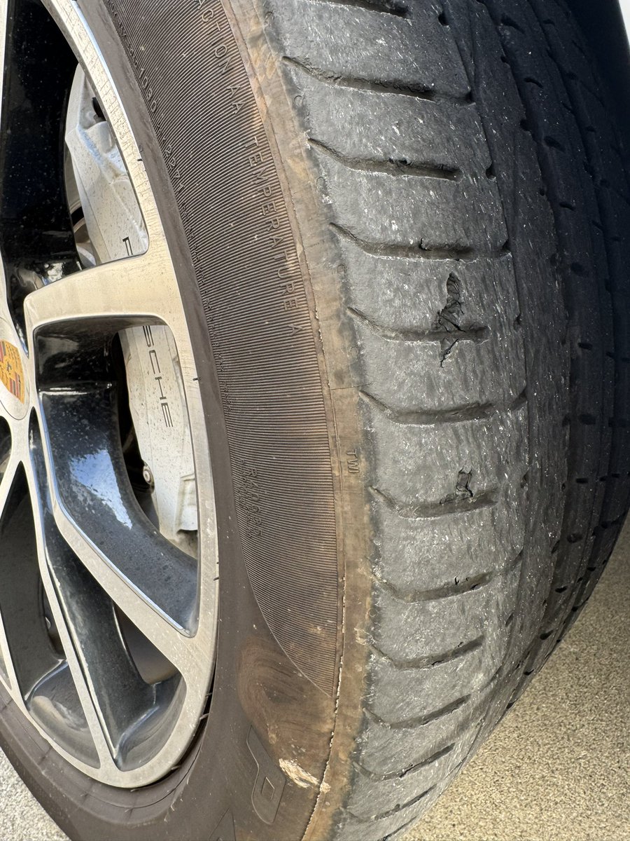 staggered911's tweet photo. タイヤ交換終わり
カイエンターボでスポーツ走行するとタイヤが1年も持たない😇 https://t.co/ibIechZJnC