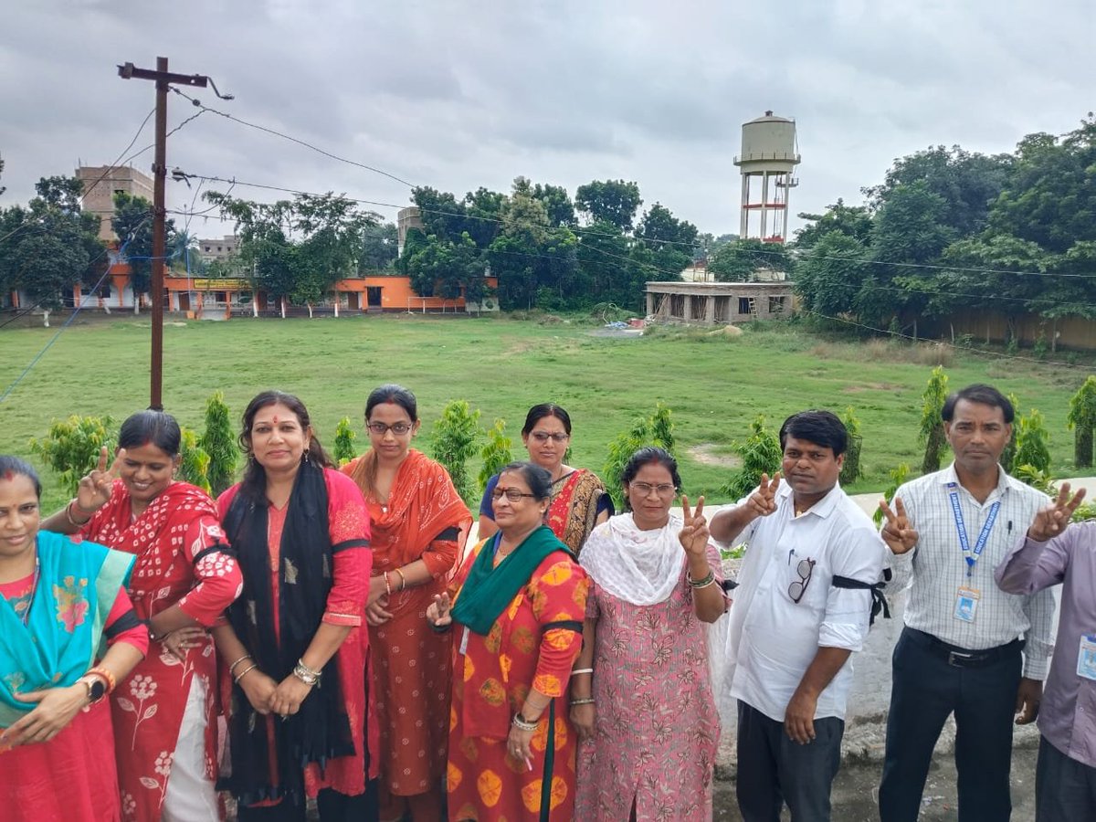 Bihartet19's tweet photo. वेतनमान और पुरानी पेंशन के लिए विभिन्न प्रकार के शिक्षकों ने आज काला पट्टी बांधकर संपूर्ण बिहार में विरोध कर रहे है।..... https://t.co/M9Us0dTy7f