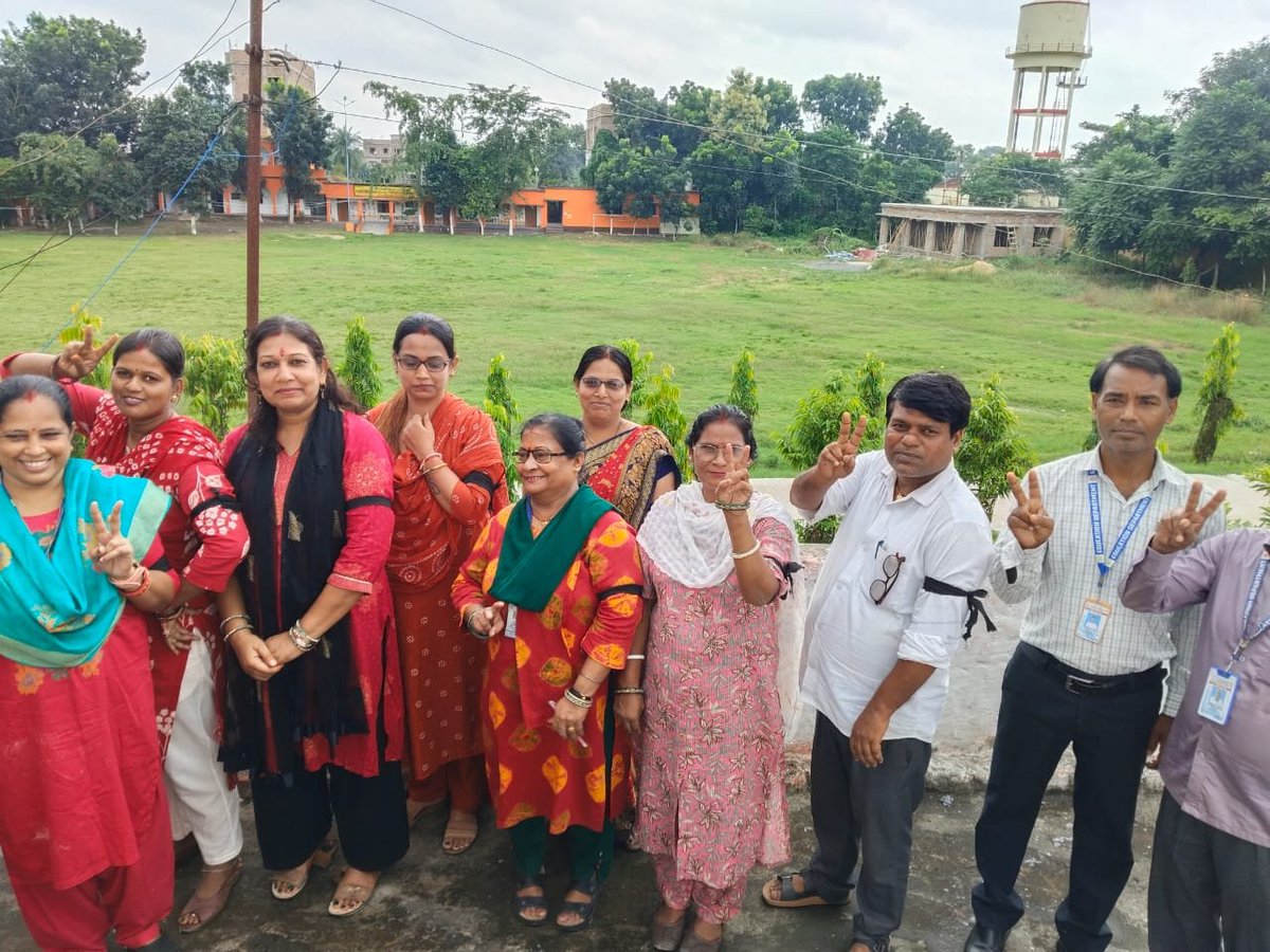 Bihartet19's tweet photo. वेतनमान और पुरानी पेंशन के लिए विभिन्न प्रकार के शिक्षकों ने आज काला पट्टी बांधकर संपूर्ण बिहार में विरोध कर रहे है।..... https://t.co/M9Us0dTy7f