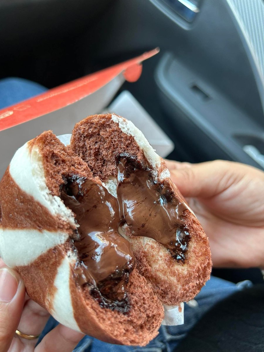 _cestlaviekp's tweet photo. Sino ba namang hindi mapapa-emote kapag ganitong kagenerous ang filling ng Choco Pao oh!

PAULO LOVES CHOCOPAO 

#ChowkingMoonFestival https://t.co/v2OLZ53UTD