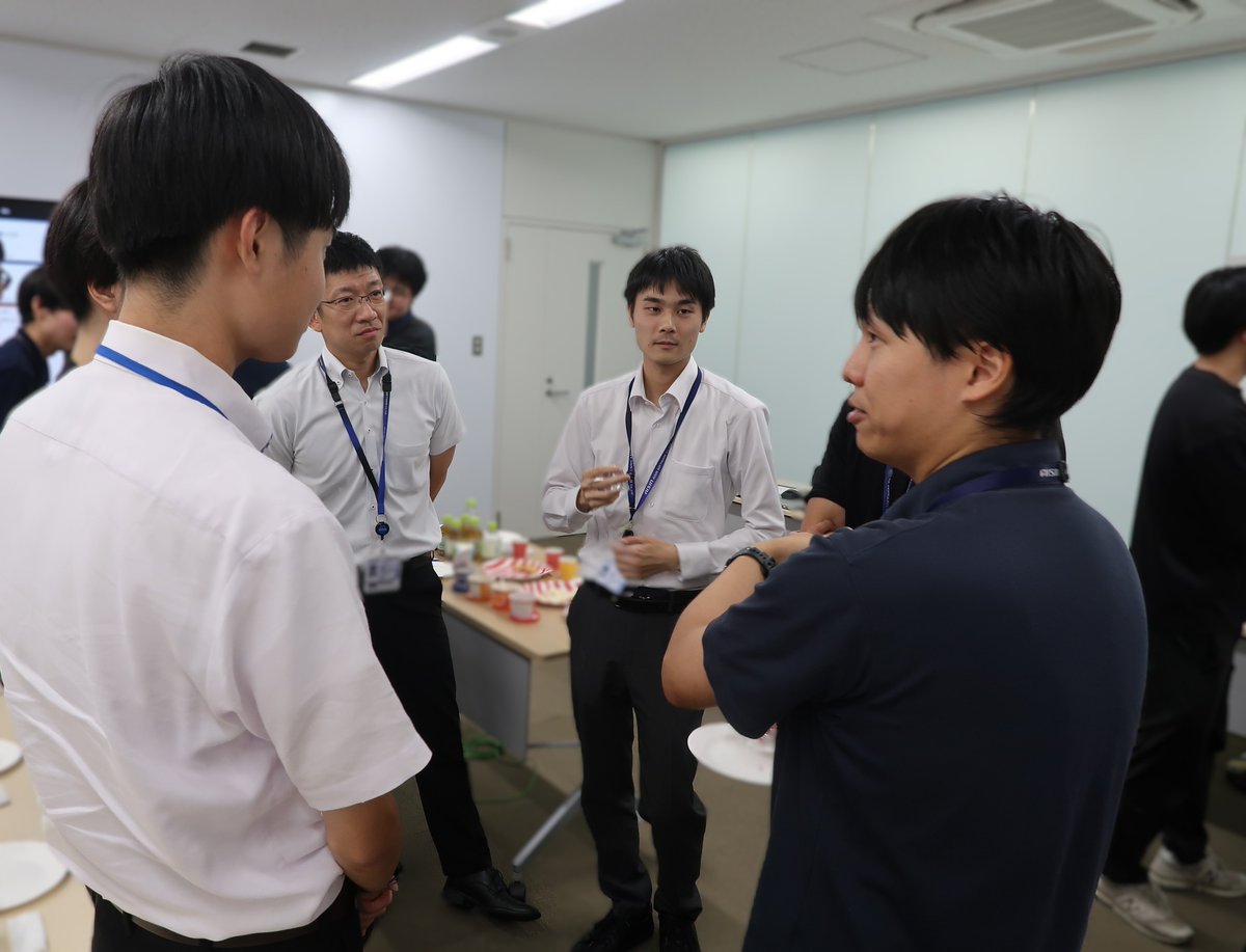AISW_PR's tweet photo. 🤝先輩社員との座談会も開催中！

現在開催中のインターンシップでは、先輩社員との座談会を実施しています✨

業務の話はもちろん、
💡仕事のやりがい
💡入社の決め手
💡働く環境や社風
などについて、ランチやおやつを楽しみながらリラックスした雰囲気で交流😊🍰🍱

学生の皆さんは、先輩社員との会話を通じて仕事や職場への理解を深めています🌸

実際の仕事や職場の雰囲気を知ることができる、貴重な時間となっています✨

👇インターンシップ特設サイトはこちら 🔗
https://t.co/x0Vi2sRIsT

＃28卒 #29卒 #インターンシップ #座談会  #社員交流