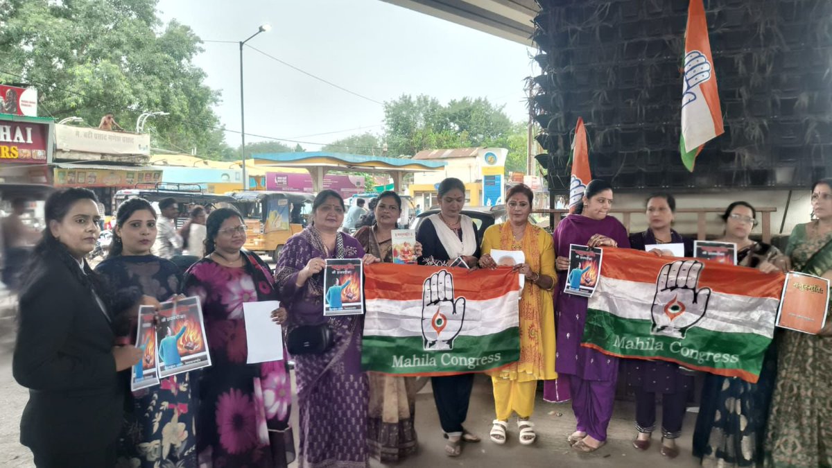 MahilaCongress's tweet photo. कांग्रेस अध्यक्ष श्री @kharge जी की रैली स्थल का “शुद्धिकरण” कर BJP-RSS से जुड़े लोगों ने बहुजन समाज के स्वाभिमान और सम्मान का अपमान किया।

इसके खिलाफ आवाज उठाने पर नेता प्रतिपक्ष श्री @RahulGandhi जी पर ही FIR दर्ज कर दी गई, जबकि दोषियों पर अब तक कोई ठोस कार्रवाई नहीं हुई।

इसी अन्याय के विरोध में आज अखिल भारतीय महिला कांग्रेस की राष्ट्रीय सचिव सुमिता मिश्रा जी एवं जबलपुर जिला महिला कांग्रेस की बहनों ने मनुस्मृति जलाकर अपना विरोध दर्ज कराया।

📍 जबलपुर, मध्यप्रदेश