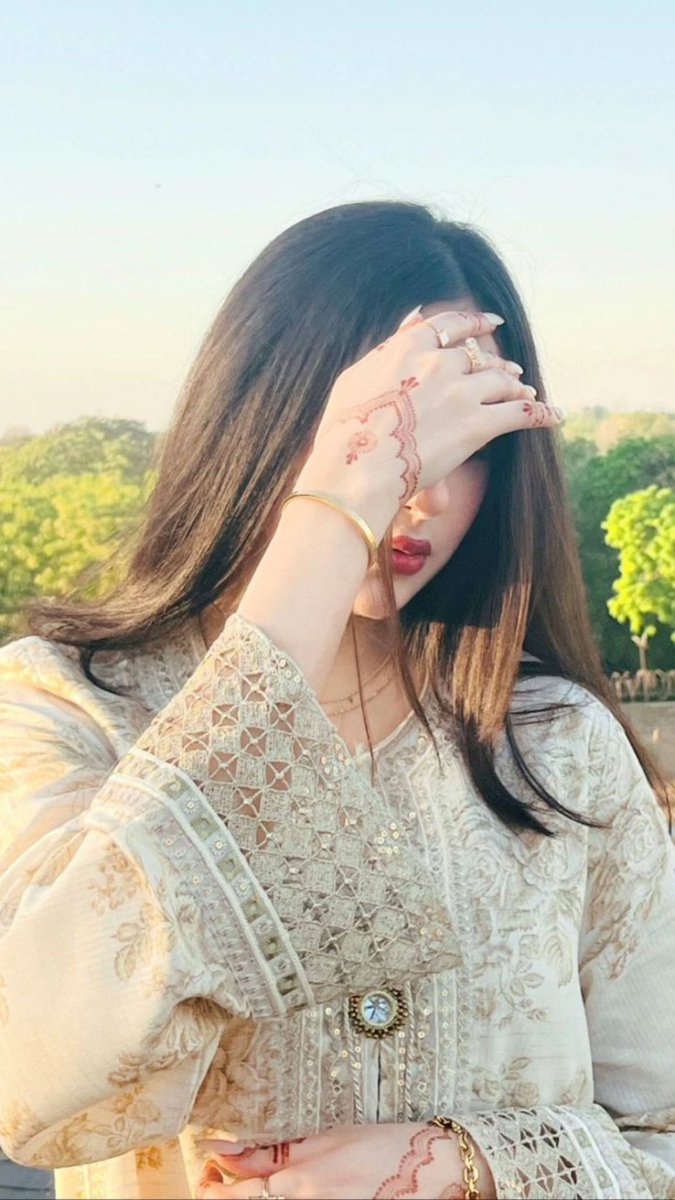 rakshanda072's tweet photo. میں محبت میں ملکیت کی دعویدار ھوں 🧚🏻‍♀️
میں چاہتی ھوں جو میرا ہے وہ فقط میرا رہے 🙂 https://t.co/cUW165IiqF