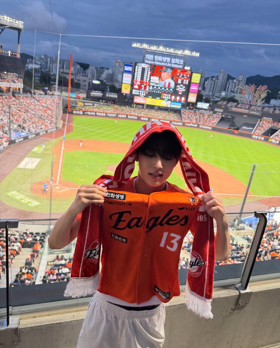 SEONGHYEONINA's tweet photo. [260901] SEONGHYEON Instagram Update

"Hanwa Eagles 🧡"

#SEONGHYEON #성현 #ソンヒョン #严成玹 #CORTIS #코르티스

1/5 https://t.co/PWV103peRl