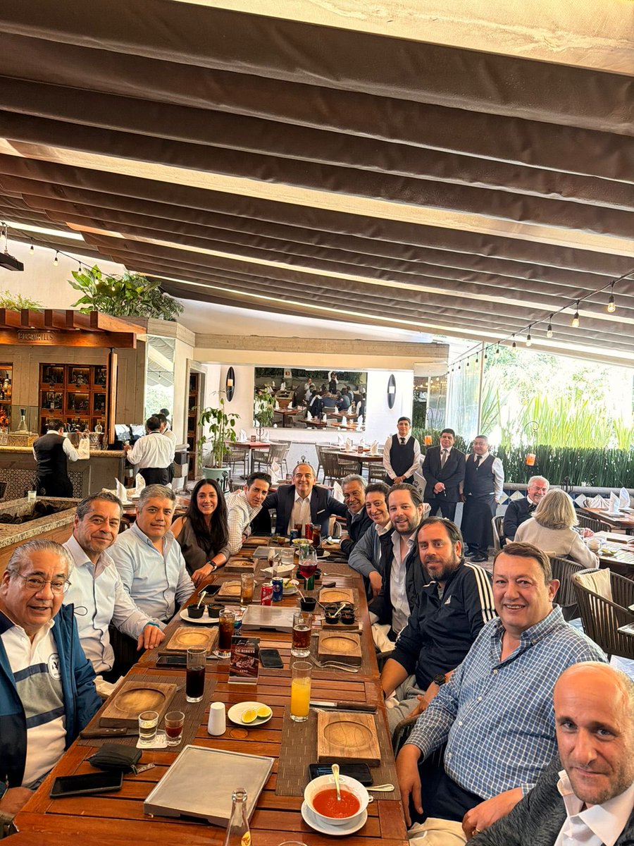 EnriqueBurak's tweet photo. Reunión con querido amigos y compañeros de toda una vida. https://t.co/1z8kpBt8FG
