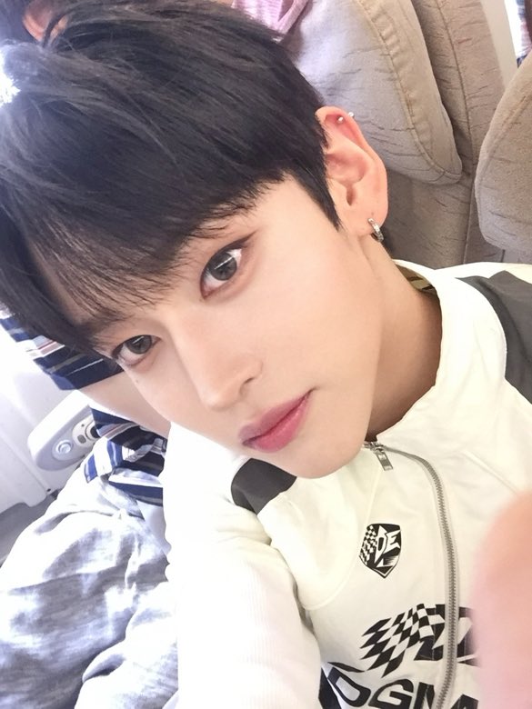 oriogwi's tweet photo. 아이라인 마싯게 뺏네 https://t.co/d0cn0pLY8t