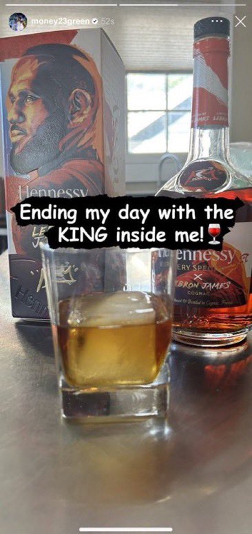 strawberri106's tweet photo. drinking ginger ale https://t.co/4hVLCzUqJ2