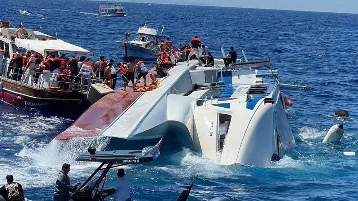 Pardonhaber's tweet photo. 'sanki kaza bizimle ilgili bir kaza değil. 
Hindistan'da olmuş.  Eee öyle bakıyorlar bizim Ulaştırma Bakanlığımız.'

Gazeteci Deniz Zeyrek;

"Bir de benim esas merak ettiğim şey yani sanki Türkiye'yi ilgilendirmeyen bir şey. 

Tamam olay KKTC'de oldu. KKTC'de savcılar gereğini yapıyor. KKTC hükümeti gereğini yapıyor. Ama ya burada da bir Ulaştırma Bakanlığımız var değil mi? 

Yani Mersin Limanında bu işleri organize eden bir resmi kurum var değil mi? 
Bir kamu kurumu var. 

Bunların hiç mi şeyi yok? Yani o feribotu asıl çıkış yeri burası. 

Kayıpların neredeyse tamamı Türkiye Cumhuriyeti vatandaşı. Sanki kaza bizimle ilgili bir kaza değil. 
Hindistan'da olmuş. 

Eee öyle bakıyorlar yani bizim Ulaştırma Bakanlığımız. 

Yani hiç buradaki liman müdürlüğünde ya da sorumlusu her kimse bu gemiyi bu Katamaranı denetleme görevi kimdeyse o işte kaptanların ürettebatın denetimini kim yapıyorsa bunlardan hiç ses seda yok. 

Kimse bunu konuşmuyor yani. Yine yine hep birlikte kendi payımıza düşen kısmında kafamızı kuma gömdük bekliyoruz. Yani istersen bir Google'a sor. Ulaştırma bakanımız bu konuda ne demiş mesela? Evet.

Bizim Ulaştırma Bakanı işte KKTC  ile ortak hareket ediyoruz ve işte kurtarma çalışmalarından falan bahsediyor ama işin eee şey boyutuyla bu kazanın, bu facianın göstere göstere gelişinin sorumluluğu konusunda ya da sorumluları konusunda hiçbir şeyleri yok. Yine her zaman olduğu gibi."