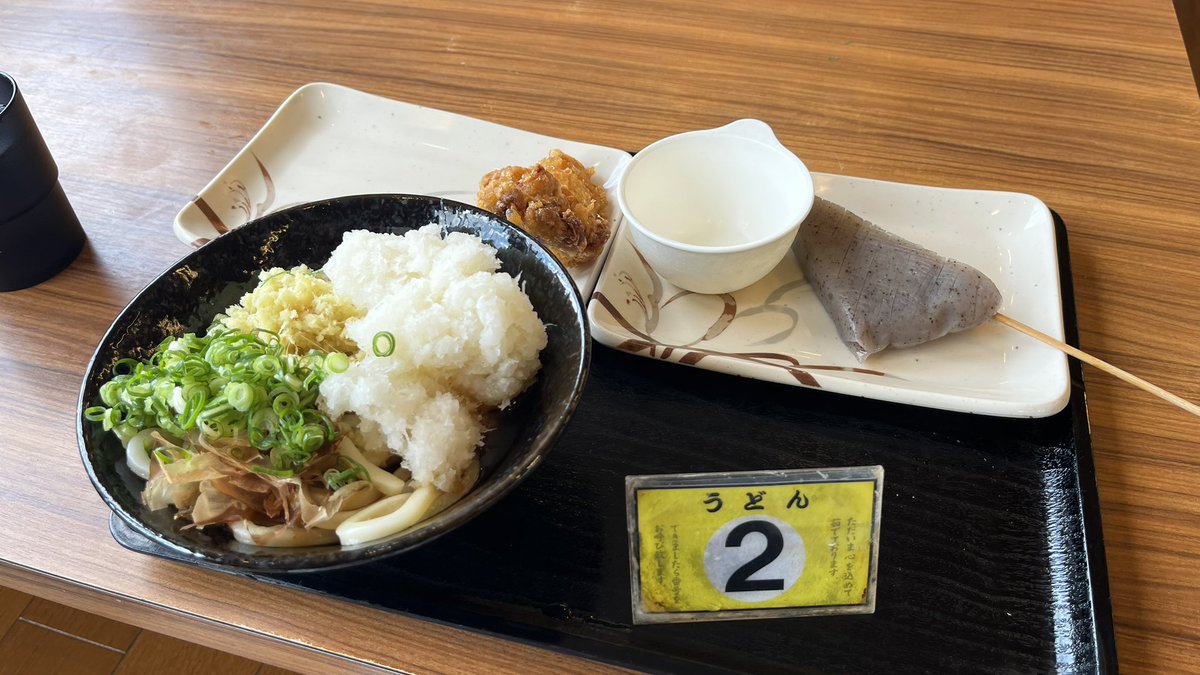 eikai_coaching's tweet photo. 妻とうどんデートへ

俺「釜揚げうどん大で」

店「4分かかりますけどどうします？」

俺「じゃあ4分の待ち時間はぶっかけ大」

なぜ笑いが起き���か
ぶっかけ大と釜揚げ大
食べ終わったくらいで気づきました… https://t.co/bJo4oIjtbP