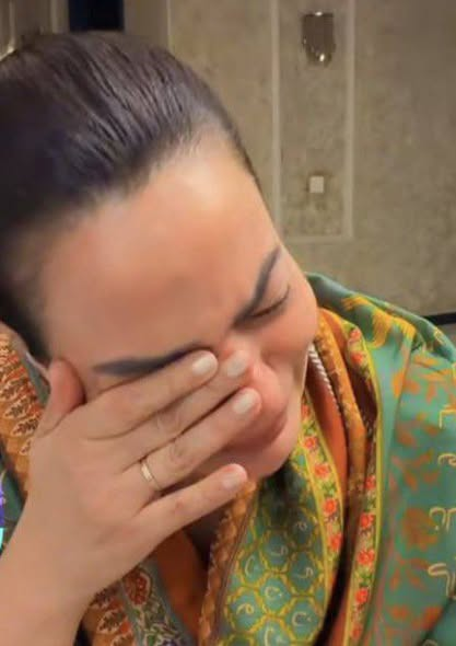 MariaBalochPK's tweet photo. شوبز کی اداکارہ  سعدیہ امام نے روتے ہوے  اک ویڈیو مسیج بیان ریکارڈ کرایا ۔انتہای جذباتی کر دینے والا بیان ۔یہ الفاظ نہی اس ملک کے نظام کا نوحہ ہے
میں مر گئی۔ یہ الفاظ کسی نے یونہی نہیں لکھے ہیں۔ یہ الفاظ اس وقت نکلے ہیں جب  شوبز سٹار سعدیہ امام ایک ماں نے اپنی سکرین پر وہ رپورٹ پڑھی جس میں ایک معصوم بچی کی دونوں ٹانگوں کی ہڈیاں ٹوٹی ہوئی تھیں۔
کتنا وحشی ہوگا وہ انسان جس نے یہ کیا۔ کتنا جانور ہوگا وہ جسم جو انسان کہلاتا ہے مگر انسانیت اس میں کہیں باقی نہیں بچی۔
گجرات میں ایک چار سالہ بچی۔ بھکر میں ایک معذور بچی۔ چکوال میں ایک پیر کے ہاتھوں ایک کمسن بیٹی۔ راولپنڈی میں بارہ برس کی ایک زندگی۔ میاں چنوں میں آٹھ برس کی ایک مسکراہٹ۔ منڈی بہاؤالدین میں ایک سولہ سالہ بیٹا۔
یہ صرف نام نہیں ہیں۔ یہ وہ بچے ہیں جو صبح سکول جانے کے لیے تیار ہوتے تھے۔ یہ وہ بچیاں ہیں جو اپنی ماں کے ساتھ لپٹ کر سوتی تھیں۔
اور ہم کہتے رہے کہ ریاست ماں ہے۔ ریاست ہمیں بچائے گی۔ مگر ریاست کہاں ہے۔
پمز ہسپتال میں آگ بھڑکی۔ بچے جل کر مر گئے۔ اور کسی ڈاکٹر کسی نرس کو ایک آنچ تک نہ آئی۔ یہ سوال میڈیا پوچھتی رہی۔ یہ سوال ایک ماں کا دل پوچھتا رہا۔ کوئی جواب نہیں آیا۔
زینب سے نور مقدوم تک۔ آیت النور سے ان گنت گمنام بچیوں تک۔ کتنے مجرموں کو سزا ملی۔ کوئی گنتی نہیں۔ کوئی فیصلہ وقت پر نہیں ہوتا۔ کوئی سزا سرعام نہیں ہوتی۔ اور مجرم جانتا ہے کہ اسے سزا نہیں ملنی۔ پیسہ چلے گا تو راستہ نکل آئے گا۔ تو وہ پھر وہی کرے گا۔
میں ایک ماں ہوں۔ میں ہاتھ جوڑتی ہوں۔ میرا دل اس وقت پھٹ رہا ہے۔اس ماں پر کیا گزرتی ہو گی جو اپنی بچی کا خون سے لت پت پمپر دیکھا ہو گا کسی نے ٹوٹی ہوی ہڈیاں دیکھی ہو گی ۔
دنیا اپنی رفتار سے چلتی رہے گی۔ ایوارڈ شوز چلیں گے۔ محفلیں سجیں گی۔ مگر ایک بات ہمیں کہنی ہوگی۔ کیونکہ ہم سب سے پہلے کسی کی بیٹی ہیں۔ کسی کی بہن ہیں۔ کسی کی ماں ہیں۔
اور خاموشی اب گناہ بن چکی ہے۔ جو خاموش ہے وہ بھی برابر کا شریک ہے۔ جس نے دیکھا اور کچھ نہ بولا وہ بھی شریک ہے۔ جس نے چھپایا وہ سب سے بڑا مجرم ہے۔
آج ایک پولیس افسر کی بیوی  ڈمبل اٹھا کر ایک کمزور عورت کو مارتی ہے۔ اور کہتی ہے کہ نظام میرا ہے۔ طاقت میری ہے۔ قانون میرے ہاتھ میں ہے۔ قانون کہاں چلا گیا۔ انصاف کہاں چلا گیا۔
ہمارے حکمران اپنے علاج کے لیے لندن جاتے ہیں۔ جرمنی جاتے ہیں۔ امریکہ جاتے ہیں۔ اور عام آدمی سرکاری ہسپتال کی دہلیز پر دم توڑ دیتا ہے۔
اگر ایک قانون بن جائے کہ ہر وزیر اپنے ہی شہر کے سرکاری ہسپتال میں علاج کروائے۔ ہر وزیر کے بچے اسی ہسپتال میں پیدا ہوں۔ تو شاید ہسپتال بھی بدل جائیں۔ شاید نظام بھی بدل جائے۔
ہم اپنے بچوں کو کیا سکھا رہے ہیں۔ کیا ہم نے اپنی بیٹی کو سکھایا کہ غلط کے خلاف آواز اٹھانی ہے۔ کیا ہم نے اپنے بیٹے کو سکھایا کہ کسی لڑکی کو تکلیف میں دیکھ کر آگے بڑھنا ہے۔ یا ہم نے صرف موبائل نکالنا اور ویڈیو بنانا سکھایا ہے۔
آج کسی اور کی بیٹی کا ذکر آسان لگتا ہے۔ مگر یہ آگ کسی کے بھی گھر تک پہنچ سکتی ہے۔ اللہ نہ کرے یہ درد کسی اور ماں کے حصے میں آئے۔
جس ماں نے اپنی بچی کا پیمپر کھولا اور خون میں لتھڑا جسم دیکھا۔ جس ماں نے اپنی بیٹی کی ٹوٹی ہوئی پسلیاں دیکھیں۔ اس دل پر کیا گزری ہوگی۔
ہم کہاں جا رہے ہیں۔ ہم کون ہیں۔
خدا کے واسطے اپنے بچوں کی تربیت کریں۔ خدا کے واسطے مجرموں کو سزا دیں۔ سرعام سزا دیں۔ ایک ہفتے میں انصاف ہو۔ ورنہ لوگ خود انصاف کرنے نکلیں گے۔ اور جب لوگ خود انصاف کرنے نکلتے ہیں تو وہاں سے فساد شروع ہوتا ہے۔
یہ ملک لا الہ الا اللہ کہہ کر بنا تھا۔ اس کی بنیاد میں انصاف تھا۔ ہاتھ کے بدلے ہاتھ۔ جان کے بدلے جان۔ آنکھ کے بدلے آنکھ۔ یہ اصول کہاں کھو گئے۔
سوشل میڈیا کھلا ہے۔ بغیر کسی حد کے۔ بغیر کسی عمر کی قید کے۔ پوری دنیا میں اس پر قانون ہے۔ ہمارے یہاں کیوں نہیں۔
اب بس۔ اب مزید برداشت نہیں۔ ایک ماں کے ہاتھ جڑے ہیں۔ ایک قوم کا دل ٹوٹا ہوا ہے۔
خدا کے واسطے اب کوئی تو جاگے۔ خدا کے واسطے اب کوئی تو بولے۔ کیونکہ خاموشی اب سب سے بڑا گناہ بن چکی ہے
۔
ہر انسان اس پوسٹ ایک فرض کے طور اپنے عزیز و اقارب سے لازمی شیئر کرتے جائیں ۔