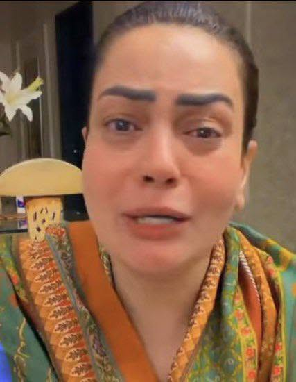 MariaBalochPK's tweet photo. شوبز کی اداکارہ  سعدیہ امام نے روتے ہوے  اک ویڈیو مسیج بیان ریکارڈ کرایا ۔انتہای جذباتی کر دینے والا بیان ۔یہ الفاظ نہی اس ملک کے نظام کا نوحہ ہے
میں مر گئی۔ یہ الفاظ کسی نے یونہی نہیں لکھے ہیں۔ یہ الفاظ اس وقت نکلے ہیں جب  شوبز سٹار سعدیہ امام ایک ماں نے اپنی سکرین پر وہ رپورٹ پڑھی جس میں ایک معصوم بچی کی دونوں ٹانگوں کی ہڈیاں ٹوٹی ہوئی تھیں۔
کتنا وحشی ہوگا وہ انسان جس نے یہ کیا۔ کتنا جانور ہوگا وہ جسم جو انسان کہلاتا ہے مگر انسانیت اس میں کہیں باقی نہیں بچی۔
گجرات میں ایک چار سالہ بچی۔ بھکر میں ایک معذور بچی۔ چکوال میں ایک پیر کے ہاتھوں ایک کمسن بیٹی۔ راولپنڈی میں بارہ برس کی ایک زندگی۔ میاں چنوں میں آٹھ برس کی ایک مسکراہٹ۔ منڈی بہاؤالدین میں ایک سولہ سالہ بیٹا۔
یہ صرف نام نہیں ہیں۔ یہ وہ بچے ہیں جو صبح سکول جانے کے لیے تیار ہوتے تھے۔ یہ وہ بچیاں ہیں جو اپنی ماں کے ساتھ لپٹ کر سوتی تھیں۔
اور ہم کہتے رہے کہ ریاست ماں ہے۔ ریاست ہمیں بچائے گی۔ مگر ریاست کہاں ہے۔
پمز ہسپتال میں آگ بھڑکی۔ بچے جل کر مر گئے۔ اور کسی ڈاکٹر کسی نرس کو ایک آنچ تک نہ آئی۔ یہ سوال میڈیا پوچھتی رہی۔ یہ سوال ایک ماں کا دل پوچھتا رہا۔ کوئی جواب نہیں آیا۔
زینب سے نور مقدوم تک۔ آیت النور سے ان گنت گمنام بچیوں تک۔ کتنے مجرموں کو سزا ملی۔ کوئی گنتی نہیں۔ کوئی فیصلہ وقت پر نہیں ہوتا۔ کوئی سزا سرعام نہیں ہوتی۔ اور مجرم جانتا ہے کہ اسے سزا نہیں ملنی۔ پیسہ چلے گا تو راستہ نکل آئے گا۔ تو وہ پھر وہی کرے گا۔
میں ایک ماں ہوں۔ میں ہاتھ جوڑتی ہوں۔ میرا دل اس وقت پھٹ رہا ہے۔اس ماں پر کیا گزرتی ہو گی جو اپنی بچی کا خون سے لت پت پمپر دیکھا ہو گا کسی نے ٹوٹی ہوی ہڈیاں دیکھی ہو گی ۔
دنیا اپنی رفتار سے چلتی رہے گی۔ ایوارڈ شوز چلیں گے۔ محفلیں سجیں گی۔ مگر ایک بات ہمیں کہنی ہوگی۔ کیونکہ ہم سب سے پہلے کسی کی بیٹی ہیں۔ کسی کی بہن ہیں۔ کسی کی ماں ہیں۔
اور خاموشی اب گناہ بن چکی ہے۔ جو خاموش ہے وہ بھی برابر کا شریک ہے۔ جس نے دیکھا اور کچھ نہ بولا وہ بھی شریک ہے۔ جس نے چھپایا وہ سب سے بڑا مجرم ہے۔
آج ایک پولیس افسر کی بیوی  ڈمبل اٹھا کر ایک کمزور عورت کو مارتی ہے۔ اور کہتی ہے کہ نظام میرا ہے۔ طاقت میری ہے۔ قانون میرے ہاتھ میں ہے۔ قانون کہاں چلا گیا۔ انصاف کہاں چلا گیا۔
ہمارے حکمران اپنے علاج کے لیے لندن جاتے ہیں۔ جرمنی جاتے ہیں۔ امریکہ جاتے ہیں۔ اور عام آدمی سرکاری ہسپتال کی دہلیز پر دم توڑ دیتا ہے۔
اگر ایک قانون بن جائے کہ ہر وزیر اپنے ہی شہر کے سرکاری ہسپتال میں علاج کروائے۔ ہر وزیر کے بچے اسی ہسپتال میں پیدا ہوں۔ تو شاید ہسپتال بھی بدل جائیں۔ شاید نظام بھی بدل جائے۔
ہم اپنے بچوں کو کیا سکھا رہے ہیں۔ کیا ہم نے اپنی بیٹی کو سکھایا کہ غلط کے خلاف آواز اٹھانی ہے۔ کیا ہم نے اپنے بیٹے کو سکھایا کہ کسی لڑکی کو تکلیف میں دیکھ کر آگے بڑھنا ہے۔ یا ہم نے صرف موبائل نکالنا اور ویڈیو بنانا سکھایا ہے۔
آج کسی اور کی بیٹی کا ذکر آسان لگتا ہے۔ مگر یہ آگ کسی کے بھی گھر تک پہنچ سکتی ہے۔ اللہ نہ کرے یہ درد کسی اور ماں کے حصے میں آئے۔
جس ماں نے اپنی بچی کا پیمپر کھولا اور خون میں لتھڑا جسم دیکھا۔ جس ماں نے اپنی بیٹی کی ٹوٹی ہوئی پسلیاں دیکھیں۔ اس دل پر کیا گزری ہوگی۔
ہم کہاں جا رہے ہیں۔ ہم کون ہیں۔
خدا کے واسطے اپنے بچوں کی تربیت کریں۔ خدا کے واسطے مجرموں کو سزا دیں۔ سرعام سزا دیں۔ ایک ہفتے میں انصاف ہو۔ ورنہ لوگ خود انصاف کرنے نکلیں گے۔ اور جب لوگ خود انصاف کرنے نکلتے ہیں تو وہاں سے فساد شروع ہوتا ہے۔
یہ ملک لا الہ الا اللہ کہہ کر بنا تھا۔ اس کی بنیاد میں انصاف تھا۔ ہاتھ کے بدلے ہاتھ۔ جان کے بدلے جان۔ آنکھ کے بدلے آنکھ۔ یہ اصول کہاں کھو گئے۔
سوشل میڈیا کھلا ہے۔ بغیر کسی حد کے۔ بغیر کسی عمر کی قید کے۔ پوری دنیا میں اس پر قانون ہے۔ ہمارے یہاں کیوں نہیں۔
اب بس۔ اب مزید برداشت نہیں۔ ایک ماں کے ہاتھ جڑے ہیں۔ ایک قوم کا دل ٹوٹا ہوا ہے۔
خدا کے واسطے اب کوئی تو جاگے۔ خدا کے واسطے اب کوئی تو بولے۔ کیونکہ خاموشی اب سب سے بڑا گناہ بن چکی ہے
۔
ہر انسان اس پوسٹ ایک فرض کے طور اپنے عزیز و اقارب سے لازمی شیئر کرتے جائیں ۔