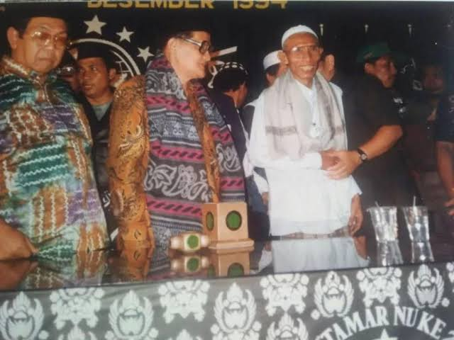 riyantorazak's tweet photo. Cipasoeng- Tambak beras 
--
Muktamr cipasoeng : pada masa orde baru dengan kedaan sosial politik waktu itu

muktamar tambakberas : tahun 2026 : era digital 'keterbukaan dan zaman bebas 

persamaanya : campur tangan penguasa 

perbedaannya ? 

huhoe https://t.co/r9AgtY1sd4
