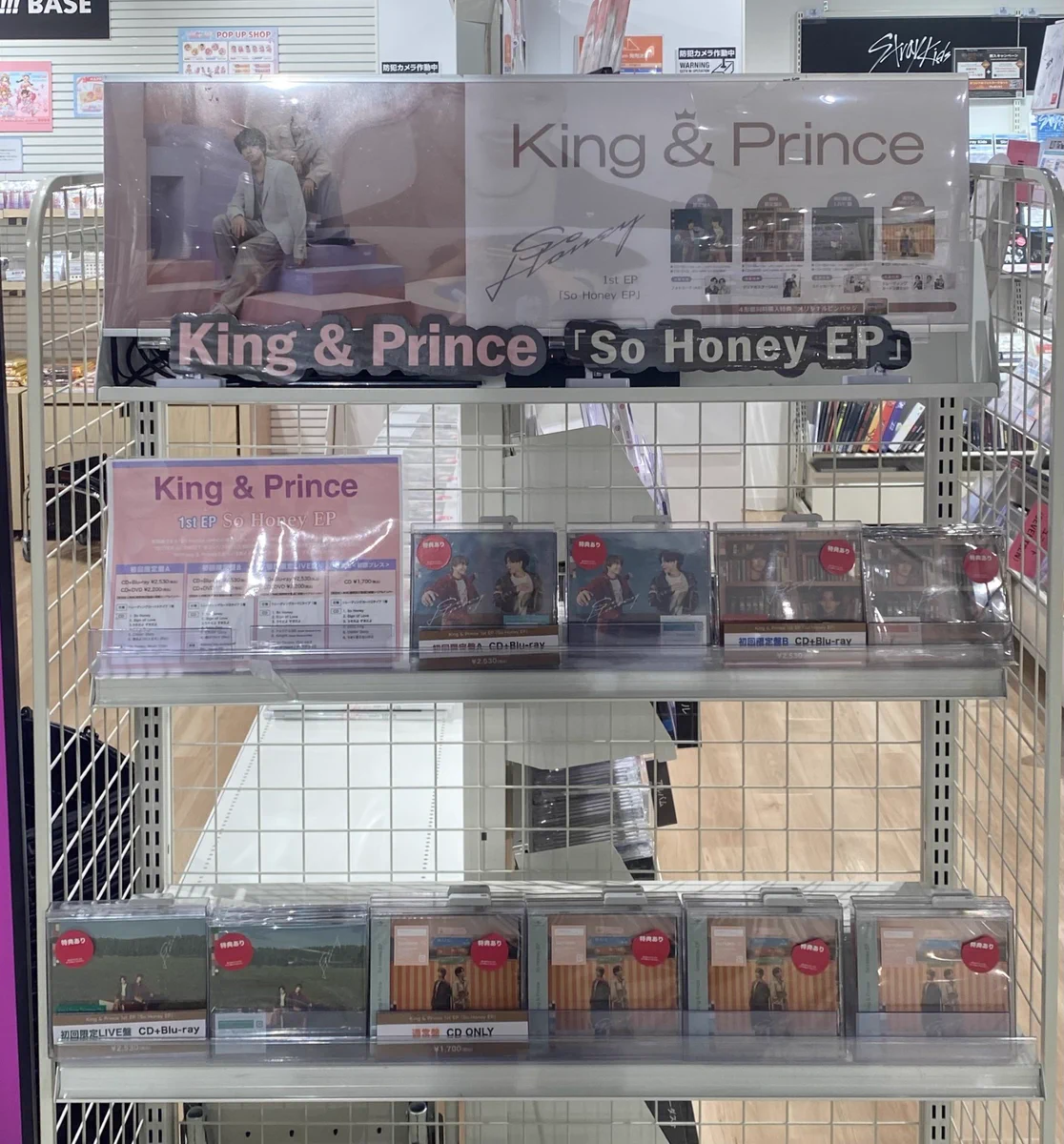 X-এ HMV&BOOKS NAMBA: 